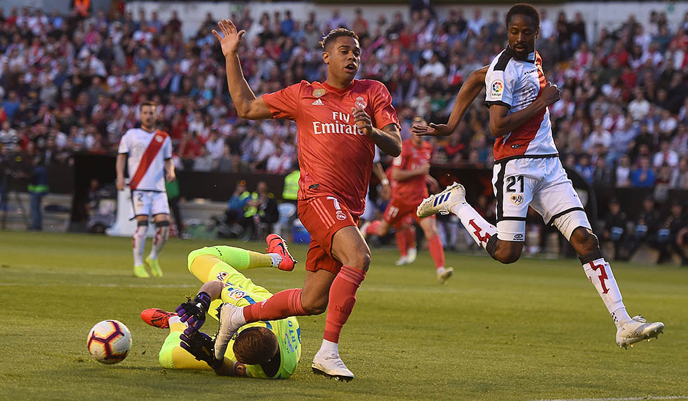 MADRID, SPAIN - APRIL 28: Mariano of Real Madrid is challenged by Alberto of Rayo Vallenco during the La Liga match between Rayo Vallecano de Madrid and Real Madrid CF at Campo de Futbol de Vallecas on April 28, 2019 in Madrid, Spain. (Photo by Denis Doyle/Getty Images)