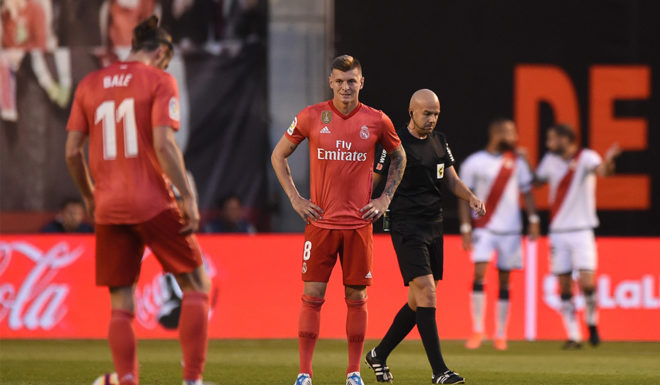 MADRID, SPAIN - APRIL 28: Toni Kroos of Real Madrid looks dejected as the players of Rayo Vallenco celebrate the first goal during the La Liga match between Rayo Vallecano de Madrid and Real Madrid CF at Campo de Futbol de Vallecas on April 28, 2019 in Madrid, Spain. (Photo by Denis Doyle/Getty Images)