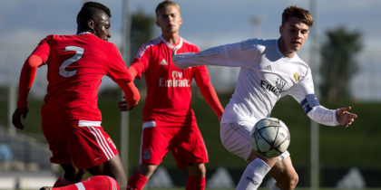 MADRID, SPAIN - MARCH 08: Aleix Febas (R) of Real Madrid CF competes for the ball with Aurelio Buta (R) of SL Benfica during the UEFA Youth League Quarter Finals match between Real Madrid CF and SL Benfica at Estadio Alfredo Di Stefano on March 8, 2016 in Madrid, Spain. (Photo by Gonzalo Arroyo Moreno/Getty Images)
