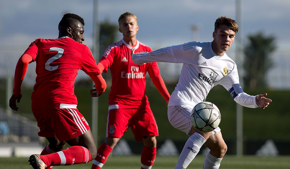 MADRID, SPAIN - MARCH 08: Aleix Febas (R) of Real Madrid CF competes for the ball with Aurelio Buta (R) of SL Benfica during the UEFA Youth League Quarter Finals match between Real Madrid CF and SL Benfica at Estadio Alfredo Di Stefano on March 8, 2016 in Madrid, Spain. (Photo by Gonzalo Arroyo Moreno/Getty Images)