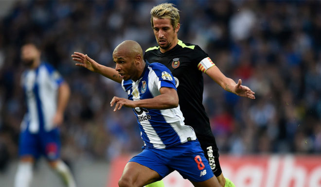 Sporting's Portuguese defender Fabio Coentrao (R) challenges Benfica's Portuguese midfielder Pizzi during the Portuguese Liga football match between Sporting CP and SL Benfica at the Jose Alvalade stadium in Lisbon on May 5, 2018. (Photo by FRANCISCO LEONG / AFP)