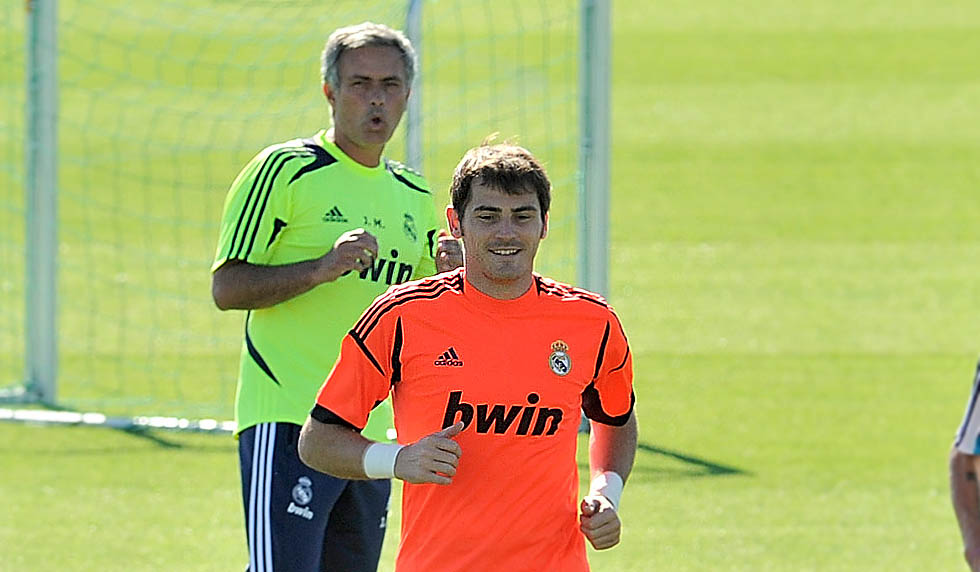 MADRID, SPAIN - AUGUST 16: Coach Jose Mourinho watches as Kaka, Iker Casillas, Angel Di Maria and Sergio Ramos of Real Madrid exercise during a training session ahead of their opening La Liga match against Valencia at the Valdebebas training ground on August 16, 2012 in Madrid, Spain. (Photo by Gonzalo Arroyo Moreno/Getty Images)