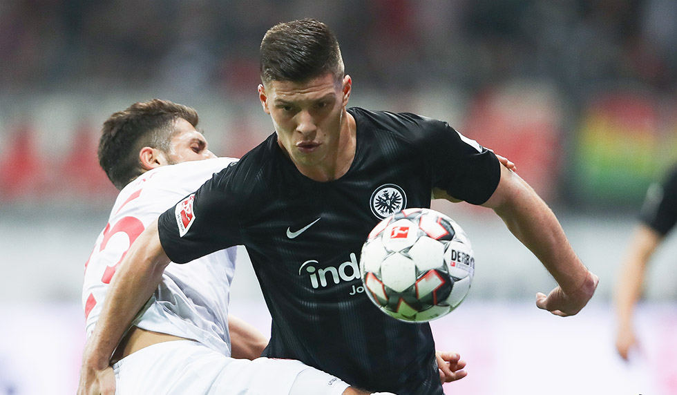 FRANKFURT AM MAIN, GERMANY - OCTOBER 19: Luka Jovic of Frankfurt is challenged by Matthias Zimmermann of Duesseldorf during the Bundesliga match between Eintracht Frankfurt and Fortuna Duesseldorf at Commerzbank-Arena on October 19, 2018 in Frankfurt am Main, Germany. (Photo by Alex Grimm/Bongarts/Getty Images)