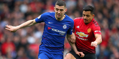 MANCHESTER, ENGLAND - APRIL 28: Mateo Kovacic of Chelsea holds off Alexis Sanchez of Manchester United during the Premier League match between Manchester United and Chelsea FC at Old Trafford on April 28, 2019 in Manchester, United Kingdom. (Photo by Alex Livesey/Getty Images)