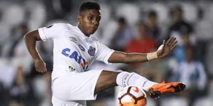 SANTOS, BRAZIL - MAY 24: Rodrygo #9 of Santos on the ball during the match between Santos and Real Garcilaso (PER) as a part of Copa Libertadores 2018 at Vila Belmiro Stadium on May 24, 2018 in Santos, Brazil. (Photo by Ricardo Nogueira/Getty Images)