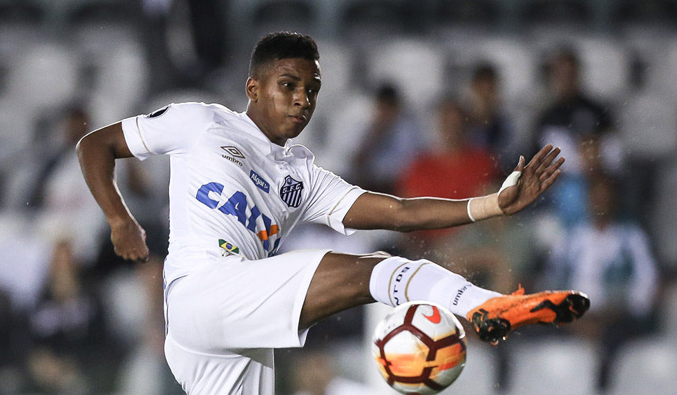SANTOS, BRAZIL - MAY 24: Rodrygo #9 of Santos on the ball during the match between Santos and Real Garcilaso (PER) as a part of Copa Libertadores 2018 at Vila Belmiro Stadium on May 24, 2018 in Santos, Brazil. (Photo by Ricardo Nogueira/Getty Images)