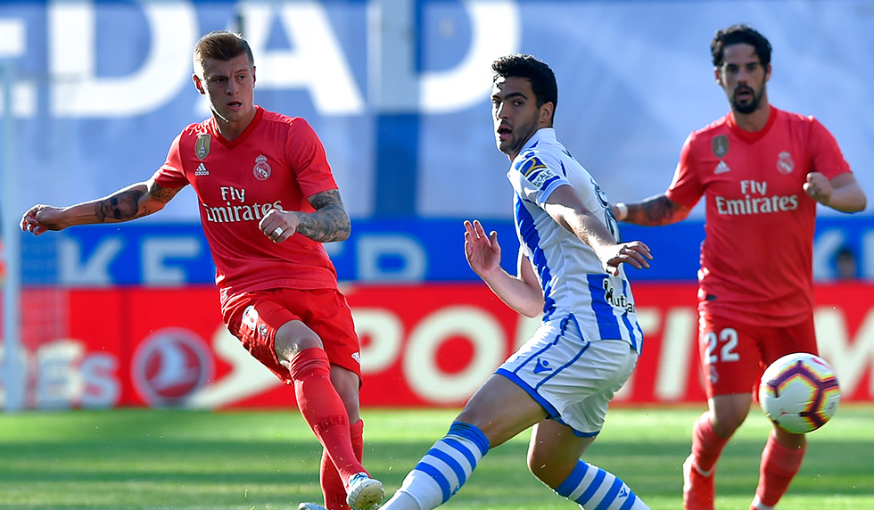 Real Madrid's German midfielder Toni Kroos (L) and Real Madrid's Spanish midfielder Isco (R) challenge Real Sociedad's Spanish midfielder Mikel Merino (C) during the Spanish League football match between Real Sociedad and Real Madrid at the Anoeta Stadium in San Sebastian on May 12, 2019. (Photo by ANDER GILLENEA / AFP) (Photo credit should read ANDER GILLENEA/AFP/Getty Images)