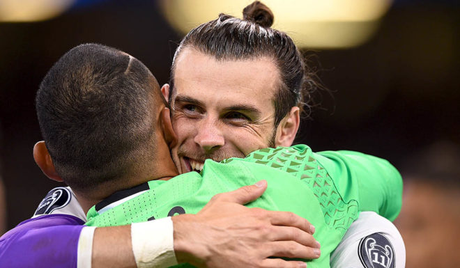 Real Madrid's Costa Rican goalkeeper Keylor Navas (L) celebrates with Real Madrid's Welsh striker Gareth Bale after Real Madrid won the UEFA Champions League final football match between Juventus and Real Madrid at The Principality Stadium in Cardiff, south Wales, on June 3, 2017. / AFP PHOTO / Filippo MONTEFORTE (Photo credit should read FILIPPO MONTEFORTE/AFP/Getty Images)