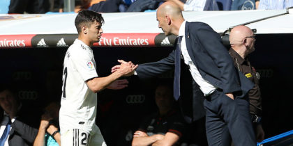MADRID, SPAIN - MAY 05: Zinedine Zidane, Manager of Real Madrid (R) shakes hands with Brahim Diaz of Real Madrid during the La Liga match between Real Madrid CF and Villarreal CF at Estadio Santiago Bernabeu on May 05, 2019 in Madrid, Spain. (Photo by Angel Martinez/Getty Images)