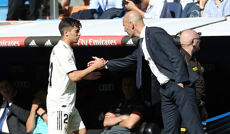 MADRID, SPAIN - MAY 05: Zinedine Zidane, Manager of Real Madrid (R) shakes hands with Brahim Diaz of Real Madrid during the La Liga match between Real Madrid CF and Villarreal CF at Estadio Santiago Bernabeu on May 05, 2019 in Madrid, Spain. (Photo by Angel Martinez/Getty Images)