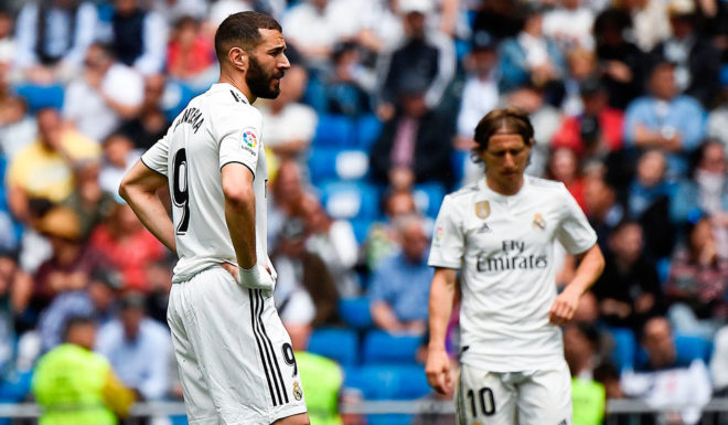 Karim Benzema (l.), Luka Modric (r.) Real Madrid's French forward Karim Benzema and Real Madrid's Croatian midfielder Luka Modric (back) react after Real Betis scored a goal during the Spanish League football match between Real Madrid and Real Betis at the Santiago Bernabeu stadium in Madrid on May 19, 2019. (Photo by PIERRE-PHILIPPE MARCOU / AFP) (Photo credit should read PIERRE-PHILIPPE MARCOU/AFP/Getty Images)