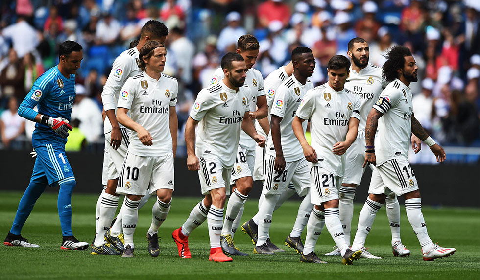 MADRID, SPAIN - MAY 19: Real Madrid players get ready for the start of the La Liga match between Real Madrid CF and Real Betis Balompie at Estadio Santiago Bernabeu on May 19, 2019 in Madrid, Spain. (Photo by Denis Doyle/Getty Images)