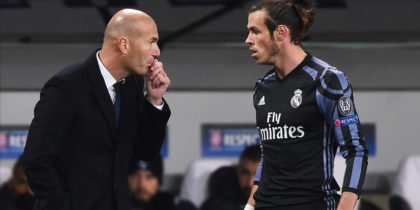 Real Madrid's French coach Zinedine Zidane (L) gives instructions to Real Madrid's Welsh forward Gareth Bale during the UEFA Champions League group F football match Legia Warsaw vs Real Madrid CF in Warsaw, Poland on November 2, 2016. / AFP / Janek SKARZYNSKI (Photo credit should read JANEK SKARZYNSKI/AFP/Getty Images)