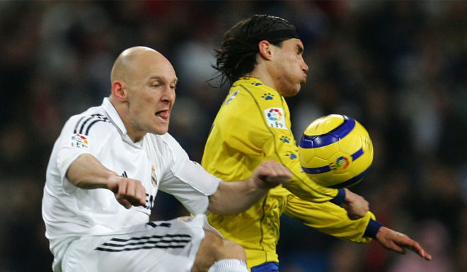 Thomas Gravesen MADRID, SPAIN - JANUARY 21: Thomas Gravesen (L) of Real Madrid goes for the ball against Medina of Cadiz during a Primera Liga match between Real Madrid and Cadiz at the Santiago Bernabeu stadium on January 21, 2006 in Madrid, Spain. (Photo by Denis Doyle/Getty Images)