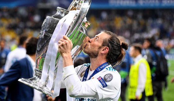 KIEV, UKRAINE - MAY 26: Gareth Bale of Real Madrid kisses the UEFA Champions League Trophy following his sides victory in the UEFA Champions League Final between Real Madrid and Liverpool at NSC Olimpiyskiy Stadium on May 26, 2018 in Kiev, Ukraine. (Photo by Laurence Griffiths/Getty Images)