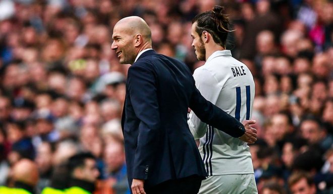 MADRID, SPAIN - FEBRUARY 18: head Zinedine Zidane (L) of Real Madrid CF hugs his player Gareth Bale (R) during the La Liga match between Real Madrid CF and RCD Espanyol at Estadio Santiago Bernabeu on February 18, 2017 in Madrid, Spain. (Photo by Gonzalo Arroyo Moreno/Getty Images)