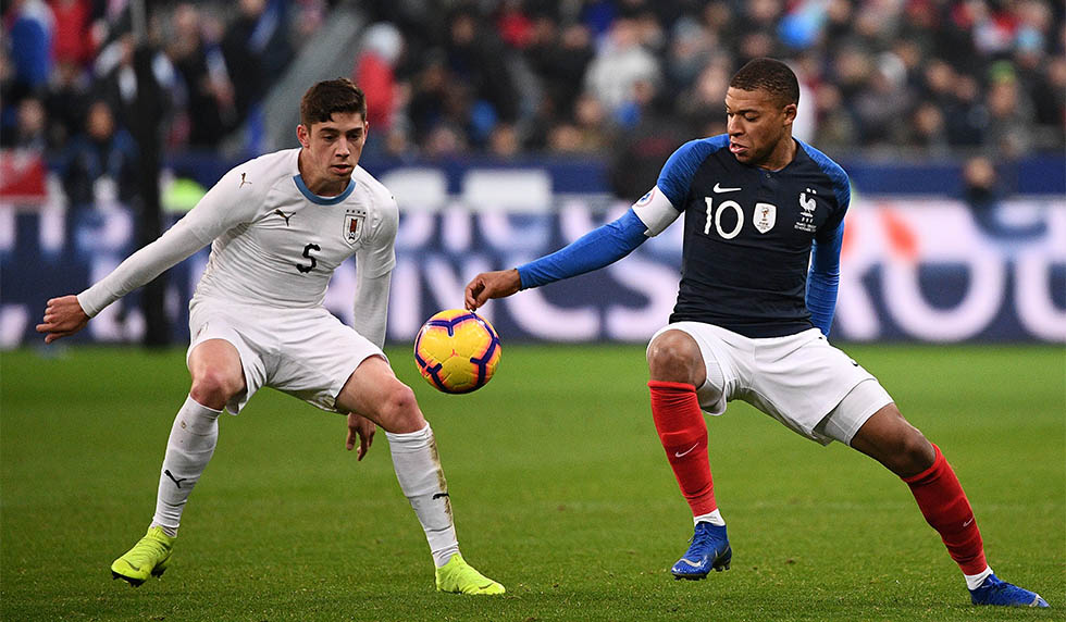 France's midfielder Kylian Mbappe (R) vies with Uruguay's midfielder Federico Valverde during the friendly football match France vs Uruguay, on November 20, 2018 at the Stade de France in Saint-Denis, outside Paris. (Photo by FRANCK FIFE / AFP) (Photo credit should read FRANCK FIFE/AFP/Getty Images)