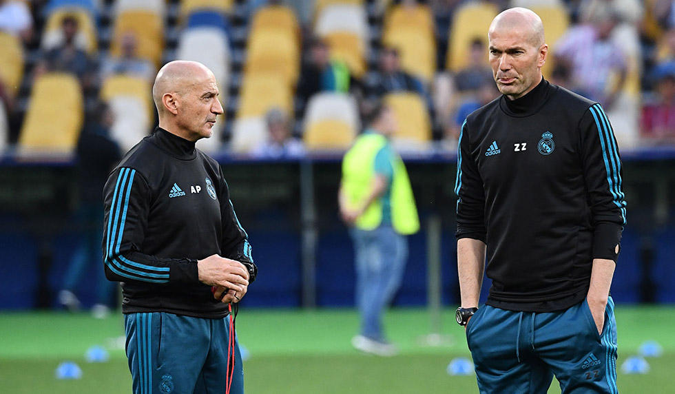 Real Madrid's French coach Zinedine Zidane (R) and fitness coach Antonio Pintus attend a Real Madrid team training session at the Olympic Stadium in Kiev, Ukraine on May 25, 2018, on the eve of the UEFA Champions League final football match between Liverpool and Real Madrid. (Photo by Franck FIFE / AFP) (Photo credit should read FRANCK FIFE/AFP/Getty Images)