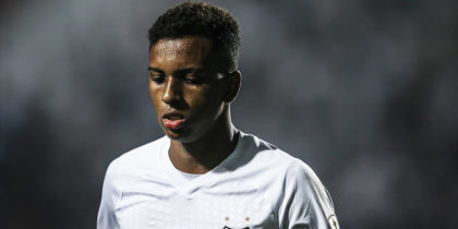 SANTOS, BRAZIL - AUGUST 28: Rodrygo #9 of Santos looks on during the match between Santos and independiente (ARG) as a part of Copa Libertadores 2018 at Vila Belmiro Stadium on August 28, 2018 in Sao Paulo, Brazil. (Photo by Ricardo Nogueira/Getty Images)