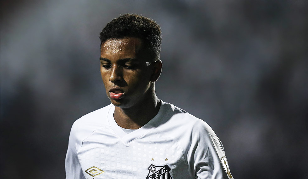 SANTOS, BRAZIL - AUGUST 28: Rodrygo #9 of Santos looks on during the match between Santos and independiente (ARG) as a part of Copa Libertadores 2018 at Vila Belmiro Stadium on August 28, 2018 in Sao Paulo, Brazil. (Photo by Ricardo Nogueira/Getty Images)