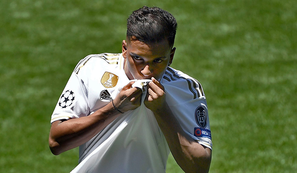 Brazilian forward Rodrygo Silva de Goes kisses his new jersey during his official presentation as new player of the Real Madrid CF at the Santiago Bernabeu stadium in Madrid on June 18, 2019. (Photo by OSCAR DEL POZO / AFP) (Photo credit should read OSCAR DEL POZO/AFP/Getty Images)