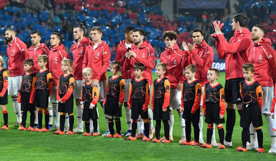 Real Madrid's players pose before the UEFA Champions League group G football match Viktoria Plzen v Real Madrid in Plzen, Czech Republic on November 7, 2018. (Photo by JOE KLAMAR / AFP)        (Photo credit should read JOE KLAMAR/AFP/Getty Images)
