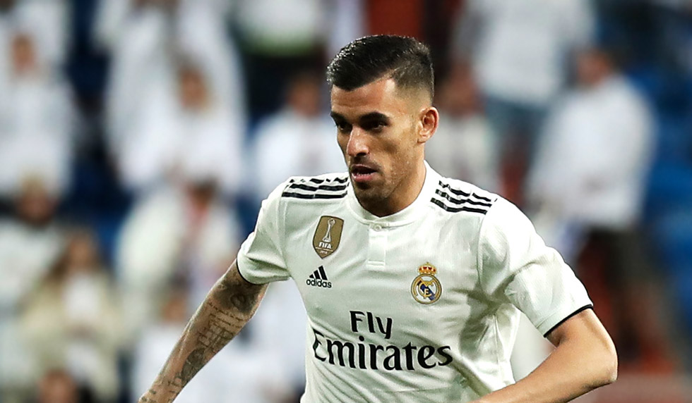 MADRID, SPAIN - MARCH 31: Dani Ceballos of Real Madrid is closed down by Camilo Hernandez of Huesca during the La Liga match between Real Madrid CF and SD Huesca at Estadio Santiago Bernabeu on March 31, 2019 in Madrid, Spain. (Photo by Gonzalo Arroyo Moreno/Getty Images)