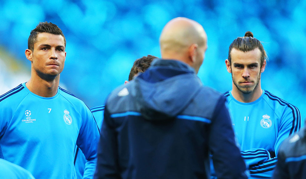MANCHESTER, ENGLAND - APRIL 25: Cristiano Ronaldo (L) and Gareth Bale (R) listen to Zinedine Zidane manager of Real Madrid during a Real Madrid training session on the eve of their UEFA Champions League semi final first leg match against Manchester City at the Etihad Stadium on April 25, 2016 in Manchester, United Kingdom. (Photo by Dave Thompson/Getty Images)