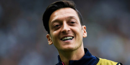 LISBON, PORTUGAL - OCTOBER 25: Mesut Ozil of Arsenal FC warms up during the UEFA Europa League Group E match between Sporting CP and Arsenal at Estadio Jose Alvalade on October 25, 2018 in Lisbon, Portugal. (Photo by David Ramos/Getty Images)