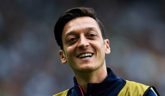 LISBON, PORTUGAL - OCTOBER 25: Mesut Ozil of Arsenal FC warms up during the UEFA Europa League Group E match between Sporting CP and Arsenal at Estadio Jose Alvalade on October 25, 2018 in Lisbon, Portugal. (Photo by David Ramos/Getty Images)