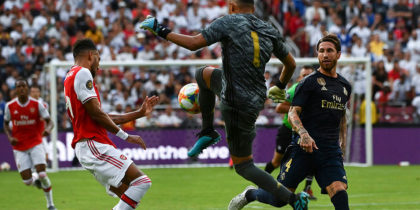Real Madrid's Costa Rican goalkeeper Keylor Navas (C) kicks the ball next to Arsenal's Gabonese striker Pierre-Emerick Aubameyang (L) during the International Champions Cup football match between Real Madrid and Arsenal at FedExField in Landover, Maryland, on July 23, 2019. Real Madrid'd Ukrainian goalkeeper Andriy Lunin (Photo by ANDREW CABALLERO-REYNOLDS / AFP) (Photo credit should read ANDREW CABALLERO-REYNOLDS/AFP/Getty Images)