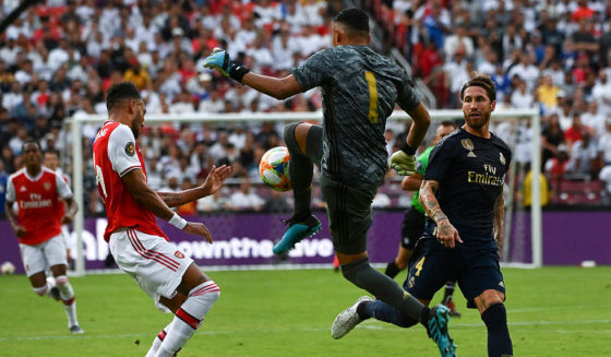 Real Madrid's Costa Rican goalkeeper Keylor Navas (C) kicks the ball next to Arsenal's Gabonese striker Pierre-Emerick Aubameyang (L) during the International Champions Cup football match between Real Madrid and Arsenal at FedExField in Landover, Maryland, on July 23, 2019. Real Madrid'd Ukrainian goalkeeper Andriy Lunin (Photo by ANDREW CABALLERO-REYNOLDS / AFP) (Photo credit should read ANDREW CABALLERO-REYNOLDS/AFP/Getty Images)