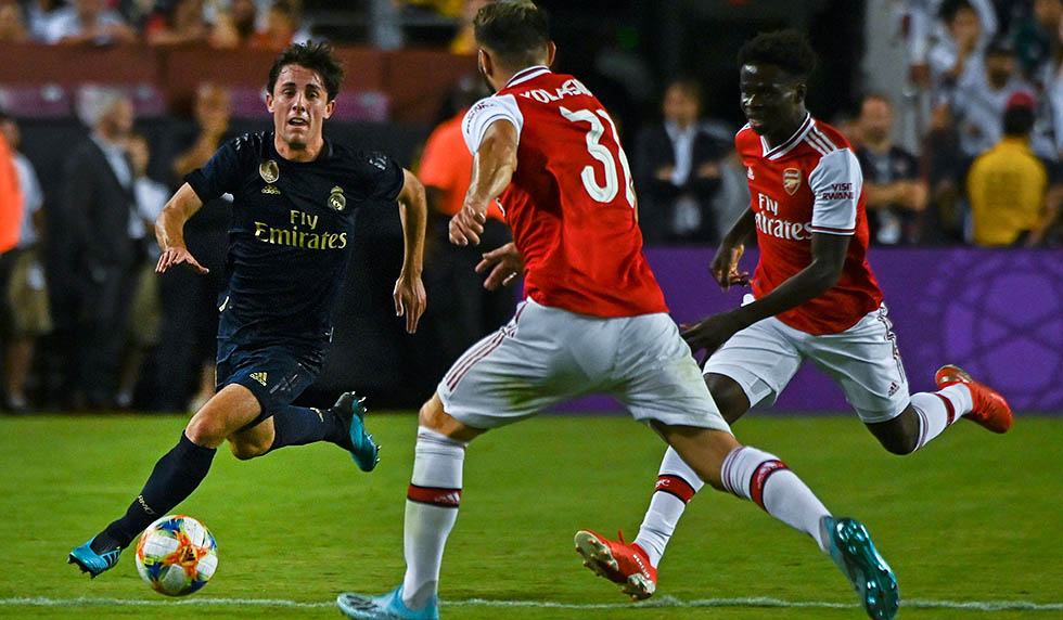 Real Madrid's Spanish defender Alvaro Odriozola (L) tries to get past Arsenal's German-born Bosnian defender Sead Kolasinac (C) during the International Champions Cup football match between Real Madrid and Arsenal at FedExField in Landover, Maryland, on July 23, 2019. (Photo by ANDREW CABALLERO-REYNOLDS / AFP) (Photo credit should read ANDREW CABALLERO-REYNOLDS/AFP/Getty Images)