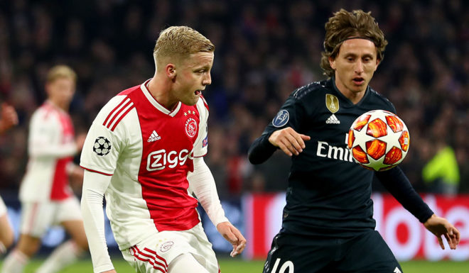 AMSTERDAM, NETHERLANDS - FEBRUARY 13: Donny van de Beek challenges Luka Modric of Madrid during the UEFA Champions League Round of 16 First Leg match between Ajax and Real Madrid at Johan Cruyff Arena on February 13, 2019 in Amsterdam, . (Photo by Lars Baron/Getty Images)