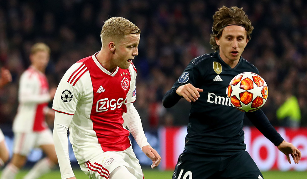 AMSTERDAM, NETHERLANDS - FEBRUARY 13: Donny van de Beek challenges Luka Modric of Madrid during the UEFA Champions League Round of 16 First Leg match between Ajax and Real Madrid at Johan Cruyff Arena on February 13, 2019 in Amsterdam, . (Photo by Lars Baron/Getty Images)