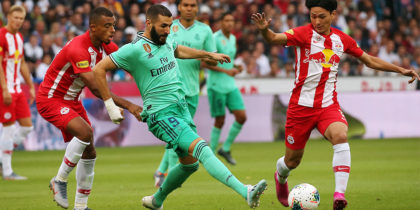 Real Madrid's French forward Karim Benzema (C) vies for the ball with Red Bull Salzburg's French midfielder Antoine Bernede (L) and Red Bull Salzburg's Japanese forward Takumi Minamino during the pre-Season friendly football match FC Red Bull Salzburg v Real Madris in Salzburg, Austria on August 7, 2019. (Photo by KRUGFOTO / APA / AFP) / Austria OUT (Photo credit should read KRUGFOTO/AFP/Getty Images)