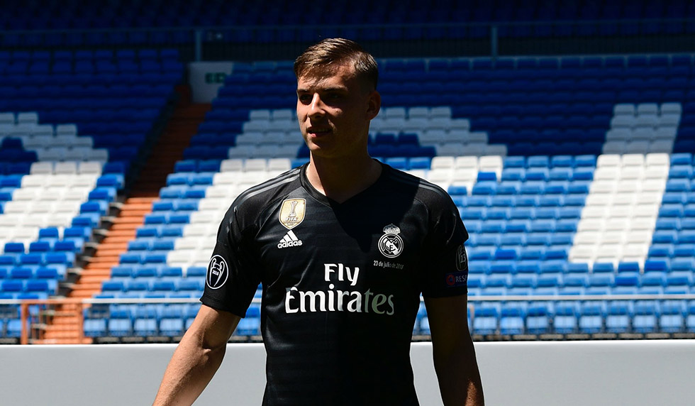 Real Madrid's new Ukrainian goalkeeper Andriy Lunin poses on the pitch during his official presentation at the Santiago Bernabeu Stadium in Madrid on July 23, 2018. (Photo by JAVIER SORIANO / AFP) (Photo credit should read JAVIER SORIANO/AFP/Getty Images)