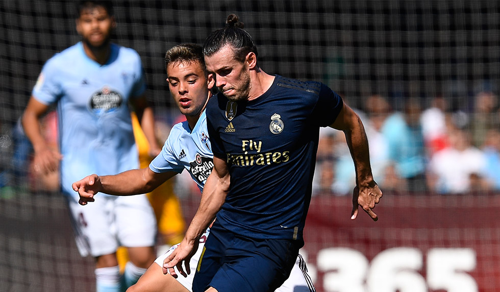 VIGO, SPAIN - AUGUST 17: David Costas of RC Celta competes for the ball with Gareth Bale of Real Madrid during the Liga match between RC Celta de Vigo and Real Madrid CF at Abanca-Balaídos on August 17, 2019 in Vigo, Spain. (Photo by Octavio Passos/Getty Images)