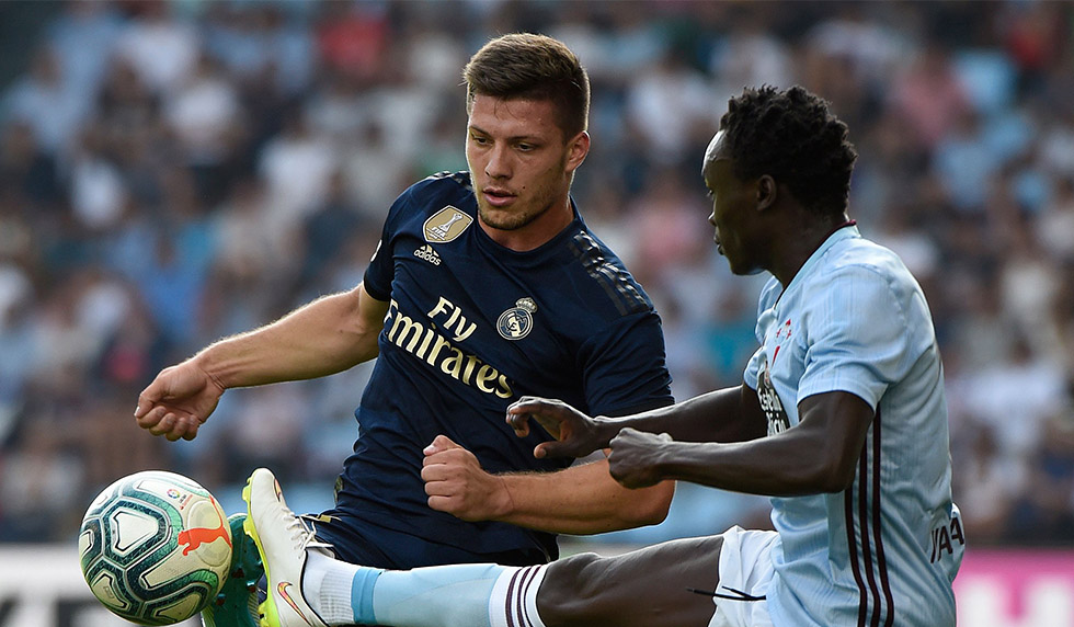 Real Madrid's Serbian forward Luka Jovic (L) challenges Celta Vigo's Danish forward Pione Sisto during the Spanish League football match between Celta Vigo and Real Madrid at the Balaidos Stadium in Vigo on August 17, 2019. (Photo by MIGUEL RIOPA / AFP) (Photo credit should read MIGUEL RIOPA/AFP/Getty Images)