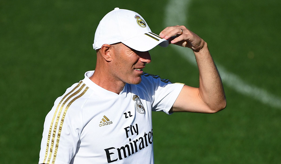 Real Madrid's French coach Zinedine Zidane attends a training session at the Ciudad Real Madrid training ground in Valdebebas near Madrid on August 23, 2019 ahead of their Spanish League football match against Real Valladolid. (Photo by GABRIEL BOUYS / AFP) (Photo credit should read GABRIEL BOUYS/AFP/Getty Images)