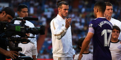 MADRID, SPAIN - AUGUST 24: Gareth Bale of Real Madrid shakes hands with Javi Moyano of Real Valladolid during the La Liga match between Real Madrid CF and Real Valladolid CF at Estadio Santiago Bernabeu on August 24, 2019 in Madrid, Spain. (Photo by Denis Doyle/Getty Images)