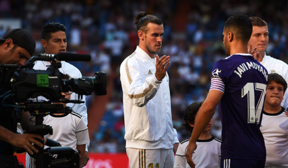 MADRID, SPAIN - AUGUST 24: Gareth Bale of Real Madrid shakes hands with Javi Moyano of Real Valladolid during the La Liga match between Real Madrid CF and Real Valladolid CF at Estadio Santiago Bernabeu on August 24, 2019 in Madrid, Spain. (Photo by Denis Doyle/Getty Images)
