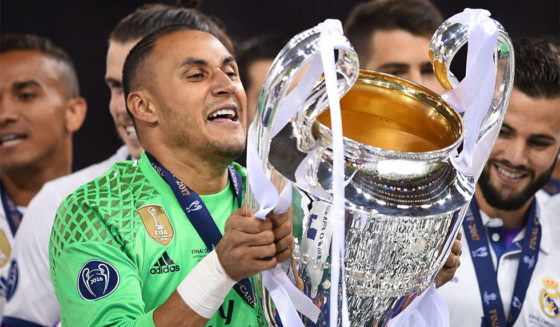 Real Madrid's Costa Rican goalkeeper Keylor Navas lifts the trophy after Real Madrid won the UEFA Champions League final football match between Juventus and Real Madrid at The Principality Stadium in Cardiff, south Wales, on June 3, 2017. / AFP PHOTO / Filippo MONTEFORTE (Photo credit should read FILIPPO MONTEFORTE/AFP/Getty Images)