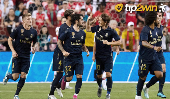 Real Madrid's Spanish midfielder Isco (2L) celebrates the opening goal with teammates during the UEFA Champions League group G football match between Real Madrid CF and AS Roma at the Santiago Bernabeu stadium in Madrid on September 19, 2018. (Photo by OSCAR DEL POZO / AFP) (Photo credit should read OSCAR DEL POZO/AFP/Getty Images)