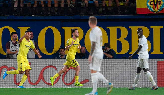 Villarreal's Spanish midfielder Moises Gomez (C) celebrates with teammates after scoring a goal during the Spanish league football match Villarreal CF against Real Madrid CF at La Ceramica stadium in Vila-real on September 1, 2019. (Photo by Josep LAGO / AFP) (Photo credit should read JOSEP LAGO/AFP/Getty Images)