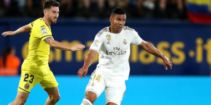 VILLAREAL, SPAIN - SEPTEMBER 01: Casemiro of Real Madrid is tackled by Moi Gomez of Villarreal during the Liga match between Villarreal CF and Real Madrid CF at Estadio de la Ceramica on September 01, 2019 in Villareal, Spain. (Photo by David Ramos/Getty Images)