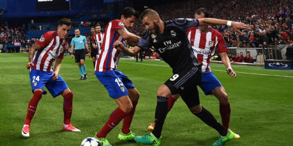 MADRID, SPAIN - MAY 10: A general view as Karim Benzema of Real Madrid takes on Stefan Savic of Atletico Madrid during the UEFA Champions League Semi Final second leg match between Club Atletico de Madrid and Real Madrid CF at Vicente Calderon Stadium on May 10, 2017 in Madrid, Spain. (Photo by Laurence Griffiths/Getty Images)