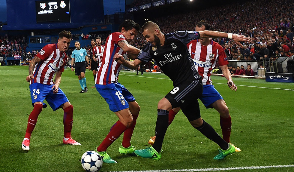 MADRID, SPAIN - MAY 10: A general view as Karim Benzema of Real Madrid takes on Stefan Savic of Atletico Madrid during the UEFA Champions League Semi Final second leg match between Club Atletico de Madrid and Real Madrid CF at Vicente Calderon Stadium on May 10, 2017 in Madrid, Spain. (Photo by Laurence Griffiths/Getty Images)
