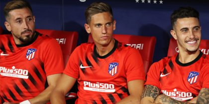 MADRID, SPAIN - AUGUST 18: (L-R) Hector Herrera, Marcos Llorente and Mario Hermoso of Atletico Madrid look on from the bench prior to the Liga match between Club Atletico de Madrid and Getafe CF at Wanda Metropolitano on August 18, 2019 in Madrid, Spain. (Photo by Angel Martinez/Getty Images)