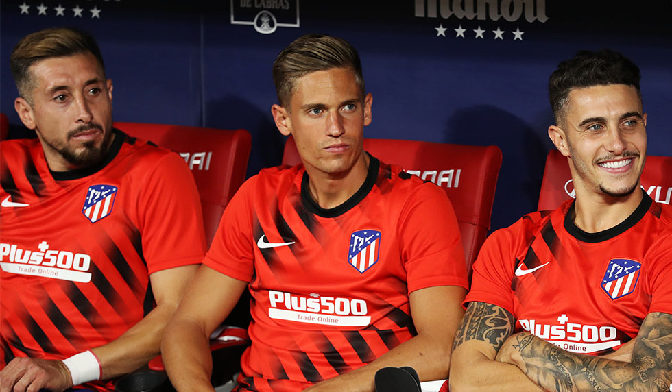 MADRID, SPAIN - AUGUST 18: (L-R) Hector Herrera, Marcos Llorente and Mario Hermoso of Atletico Madrid look on from the bench prior to the Liga match between Club Atletico de Madrid and Getafe CF at Wanda Metropolitano on August 18, 2019 in Madrid, Spain. (Photo by Angel Martinez/Getty Images)